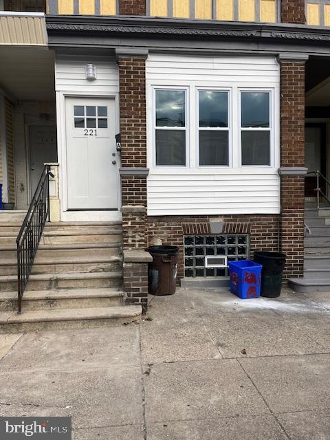 property at 221 Farragut St