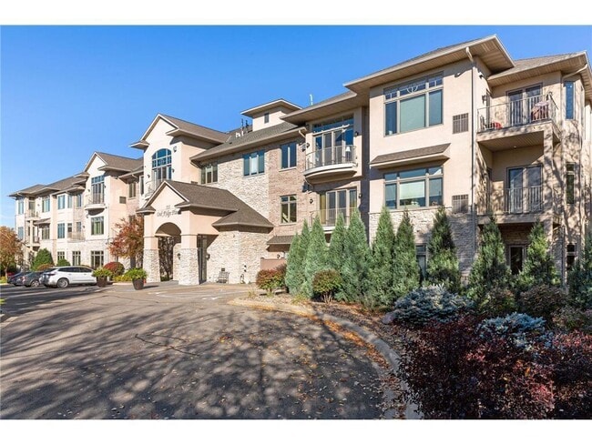 property at 555 Oak Ridge Pl