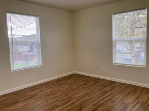 538 SE Floed Ave in Roseburg, OR - Building Photo - Building Photo