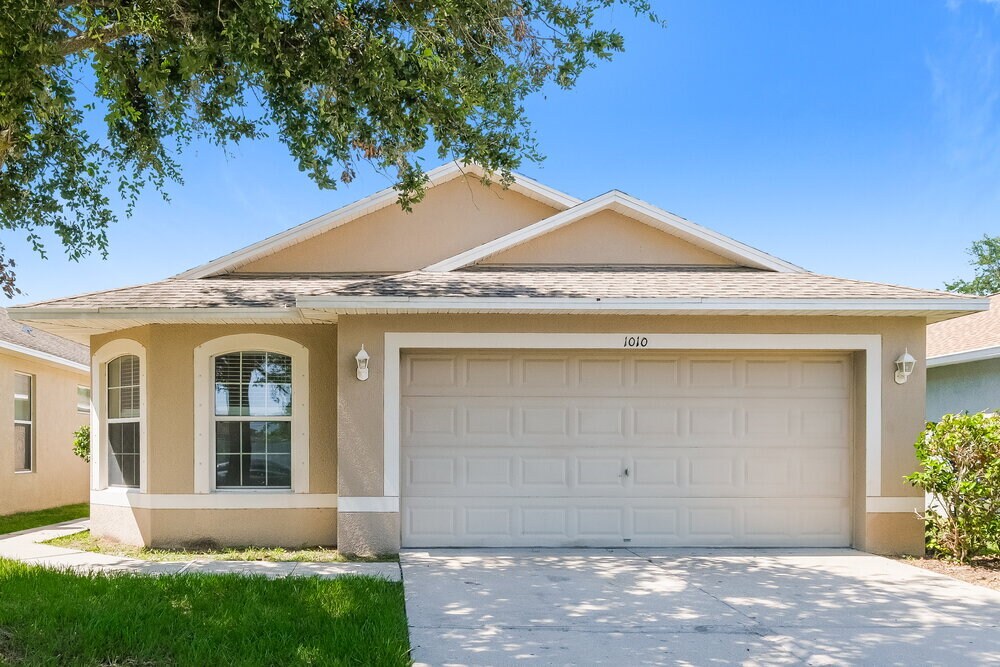 1010 Larwood Pine Dr in Ruskin, FL - Building Photo