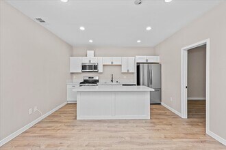 5016 Chaparral Way in San Diego, CA - Building Photo - Building Photo