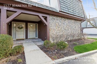 1537 Winnetka Rd in Glenview, IL - Building Photo