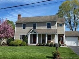 82 Riverview Cir in Fairfield, CT - Building Photo
