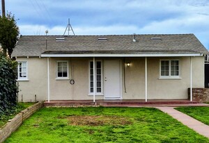 21884 E Clayton Ave in Reedley, CA - Building Photo