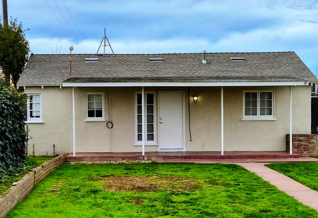 21884 E Clayton Ave in Reedley, CA - Building Photo