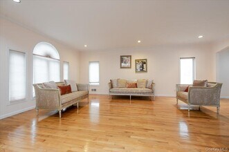 11 Drury Ln in Great Neck, NY - Foto de edificio - Building Photo