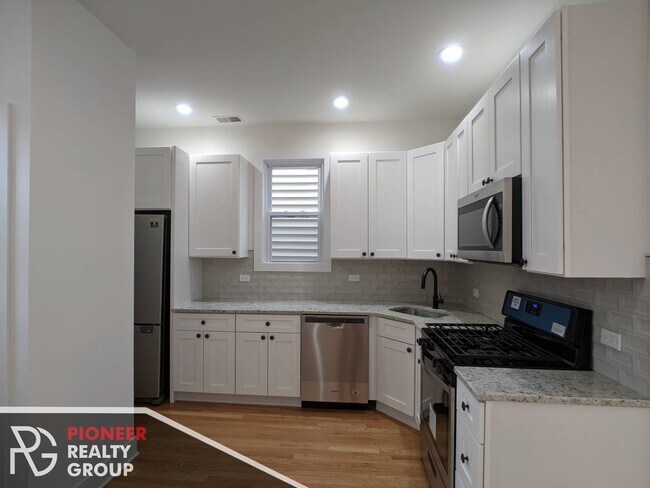 3637 N Paulina St, Unit CH2 in Chicago, IL - Building Photo - Building Photo