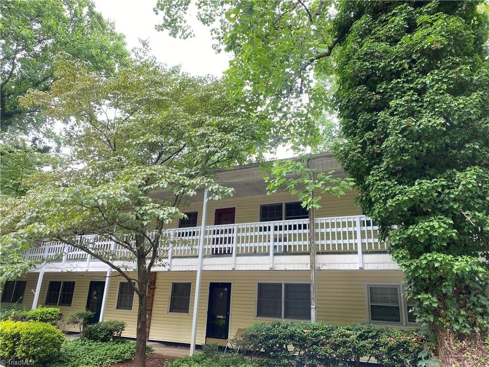 2810 Carriage Dr in Winston-Salem, NC - Building Photo