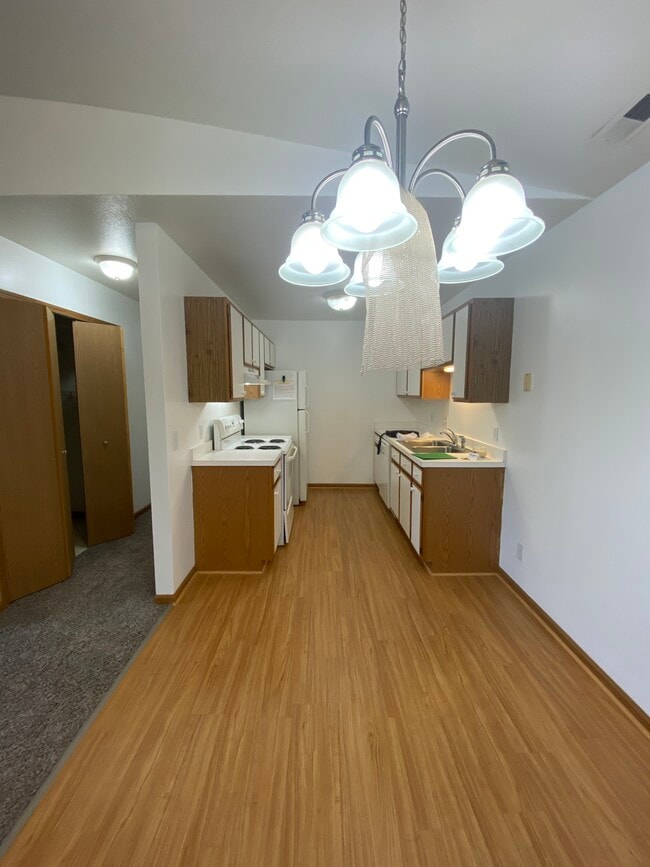 7483 Crosscreek Dr, Unit 7477-7491 in Temperance, MI - Building Photo - Building Photo