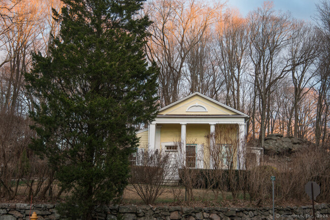 5 Lakeside Dr in Stamford, CT - Foto de edificio - Building Photo