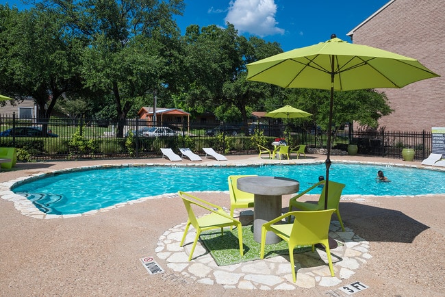 Mueller Flats Apartments in Austin, TX - Foto de edificio - Building Photo