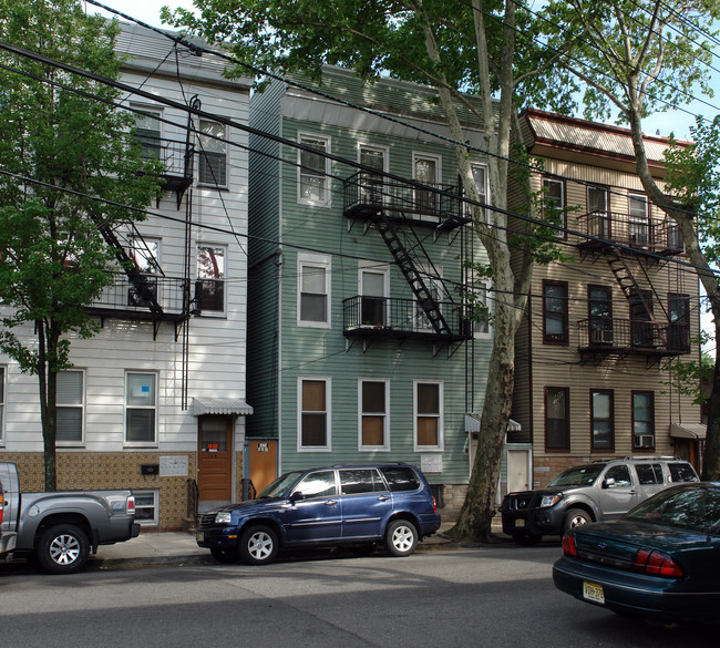 116 Pulaski St in Newark, NJ - Foto de edificio - Building Photo