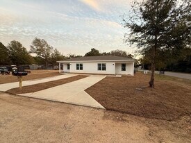 32 Constitution Ave in Defuniak Springs, FL - Building Photo