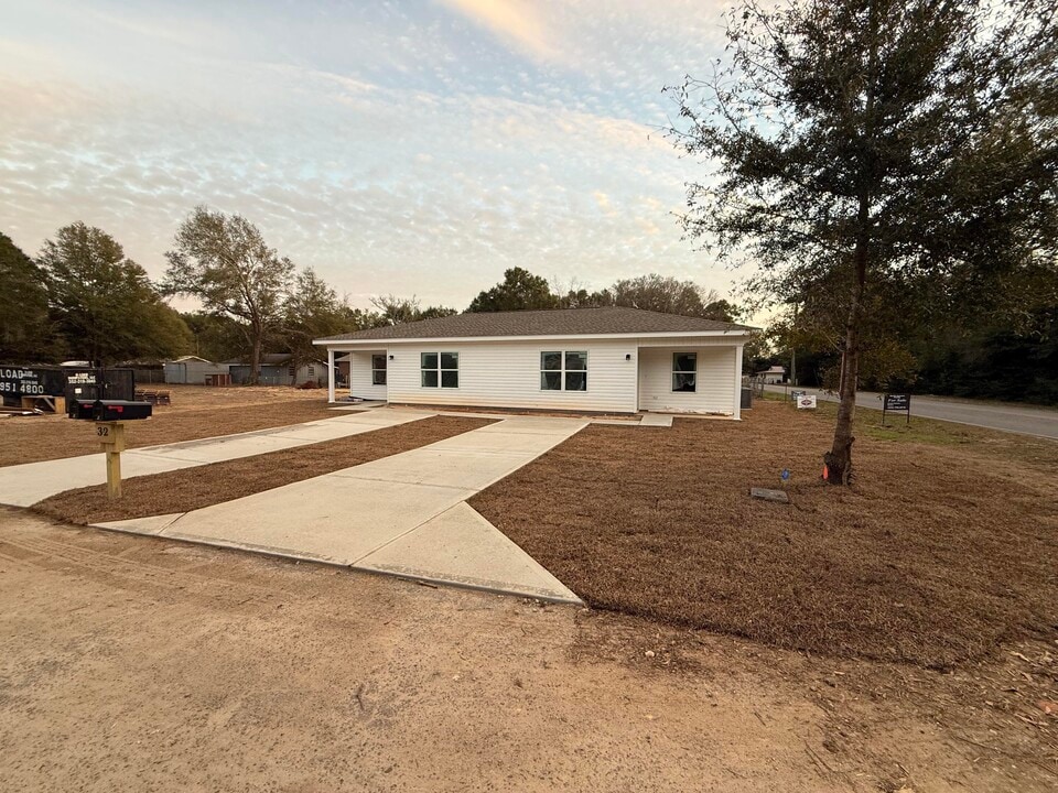 32 Constitution Ave in Defuniak Springs, FL - Building Photo