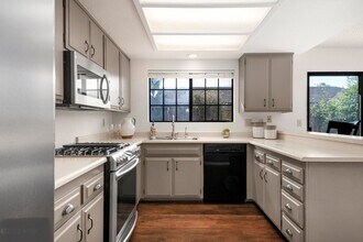 604 Coleman Dr in Lompoc, CA - Foto de edificio - Building Photo