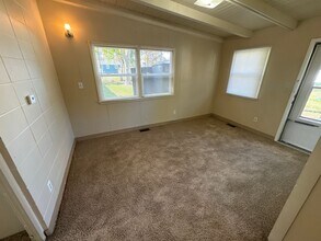 304 8th Ave-Unit -304 1/2 in Hiawatha, IA - Building Photo - Building Photo