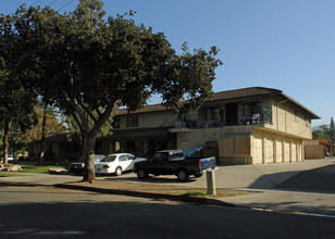 842 S Sherman Ave in Corona, CA - Foto de edificio - Building Photo