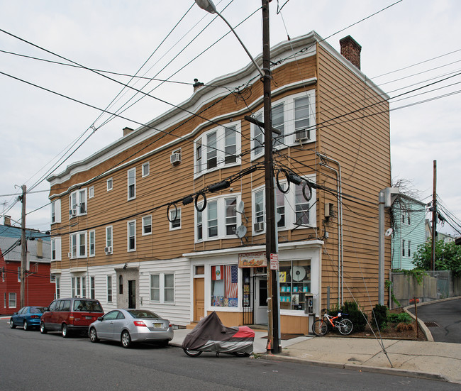 103 Johnston Ave in Kearny, NJ - Foto de edificio - Building Photo