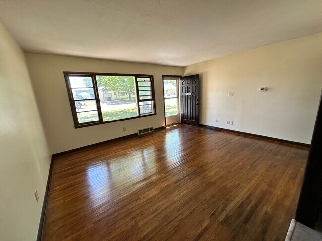73 Faircrest Dr in Hutchinson, KS - Building Photo - Building Photo
