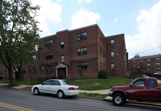 Hampshire Village in Langley Park, MD - Foto de edificio - Building Photo