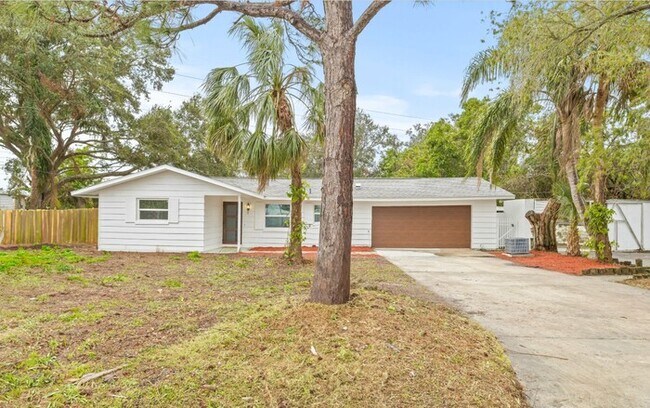 2255 S Lagoon Cir in Clearwater, FL - Building Photo - Building Photo