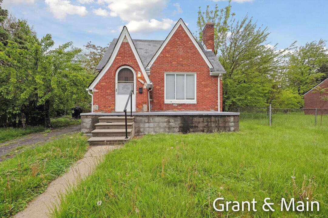 19250 Charest St in Detroit, MI - Building Photo