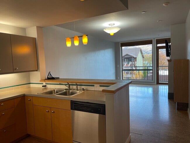 2220 W Woodin Ave in Chelan, WA - Building Photo - Building Photo