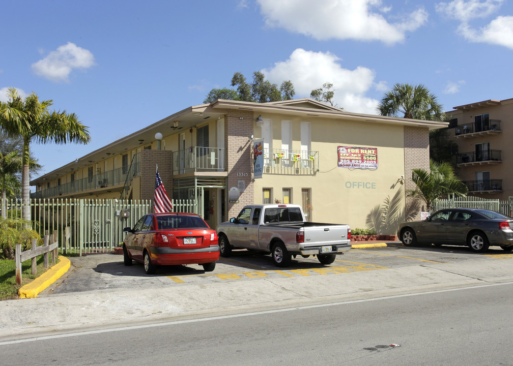 King Apartments in North Miami, FL - Foto de edificio