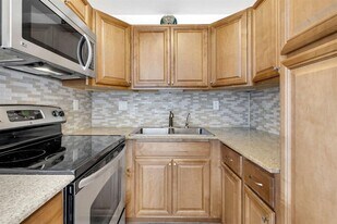 2970 NE 16th Ave, Unit 211 in Oakland Park, FL - Building Photo