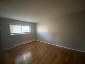 8994 Kennedy Dr in Des Plaines, IL - Building Photo - Building Photo