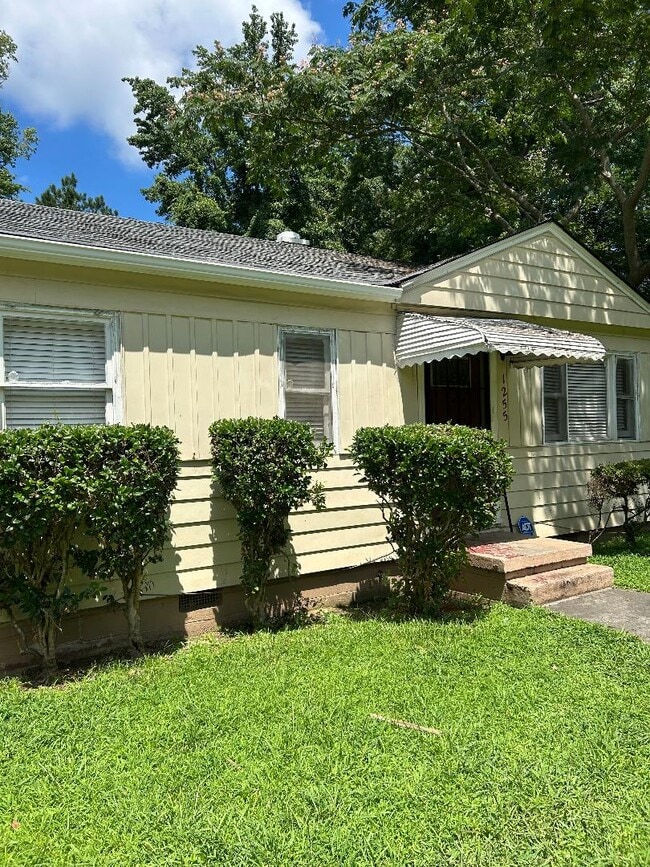 property at 1255 Elizabeth Ave SW