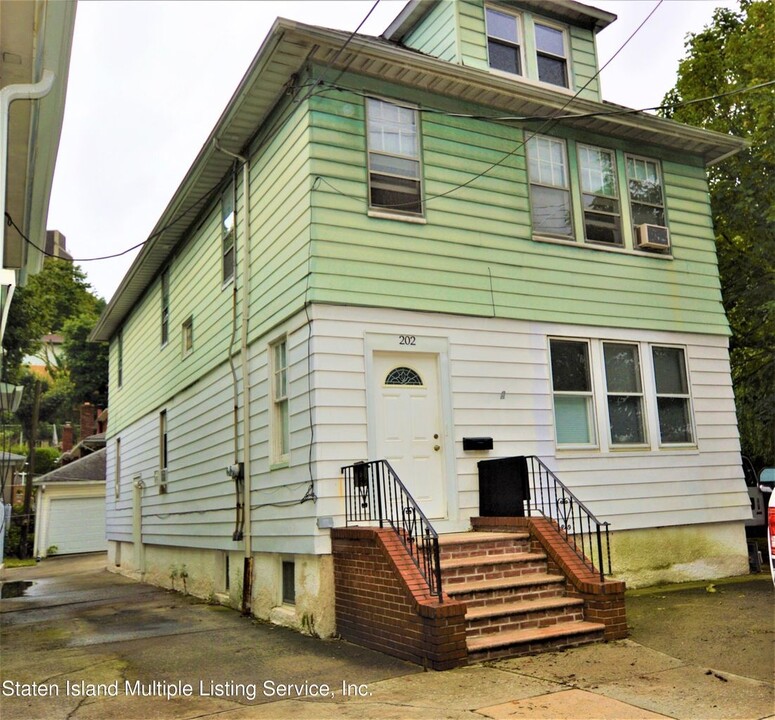 202 Brighton Ave in Staten Island, NY - Building Photo