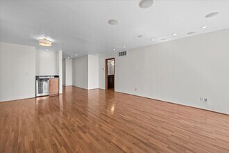 8530 Holloway Dr, Unit 306 in West Hollywood, CA - Building Photo - Building Photo