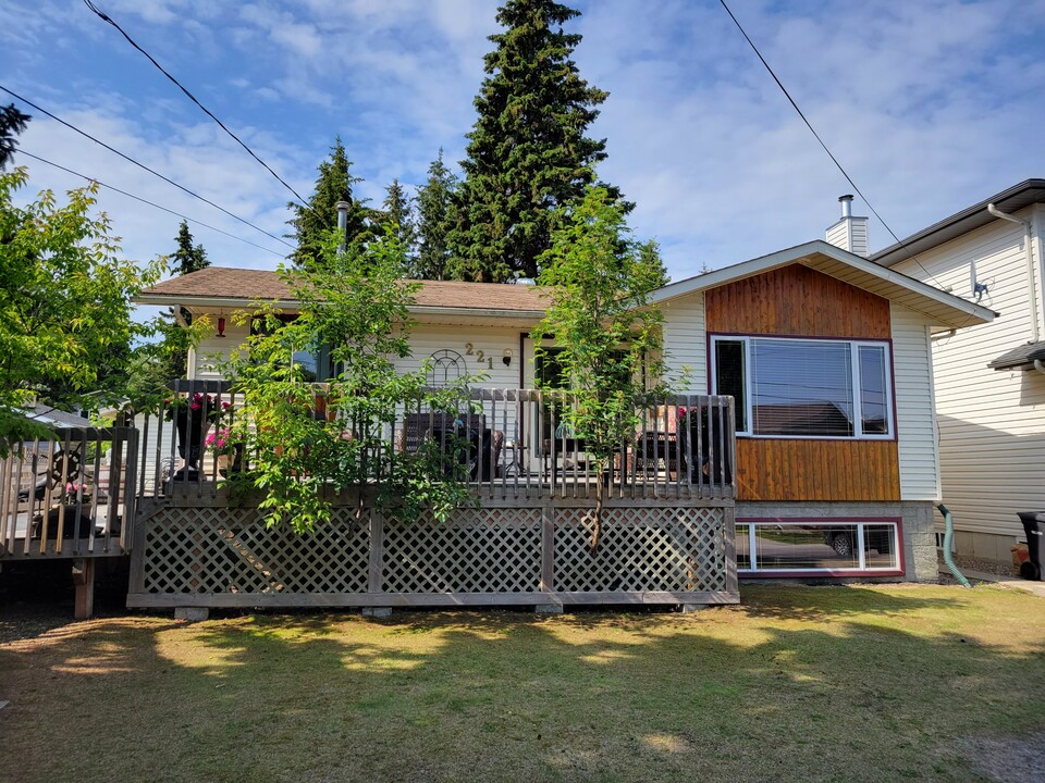 221 Birch Ave in Cold Lake, AB - Building Photo