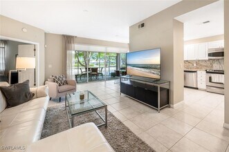 7130 Blue Juniper Ct in Naples, FL - Foto de edificio - Building Photo