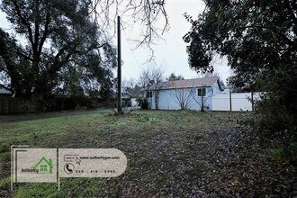 1945 Vega St in Redding, CA - Building Photo - Building Photo