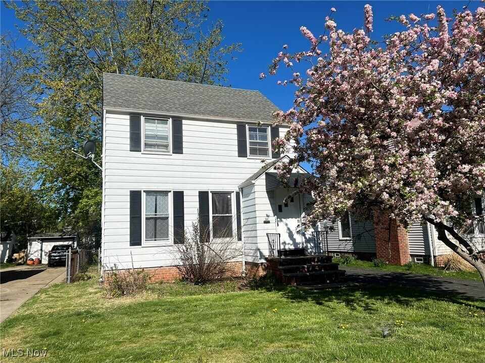 304 E 248th St in Euclid, OH - Building Photo