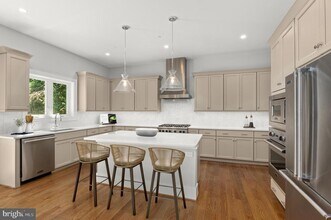 5309 Sangamore Rd in Bethesda, MD - Foto de edificio - Building Photo