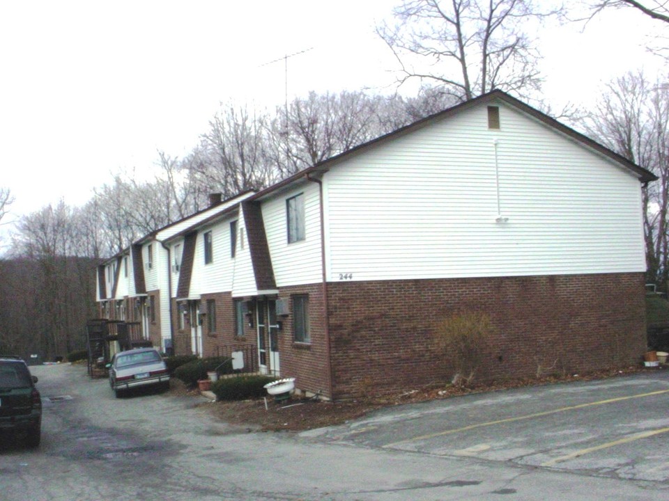 244 Scott Rd in Waterbury, CT - Building Photo