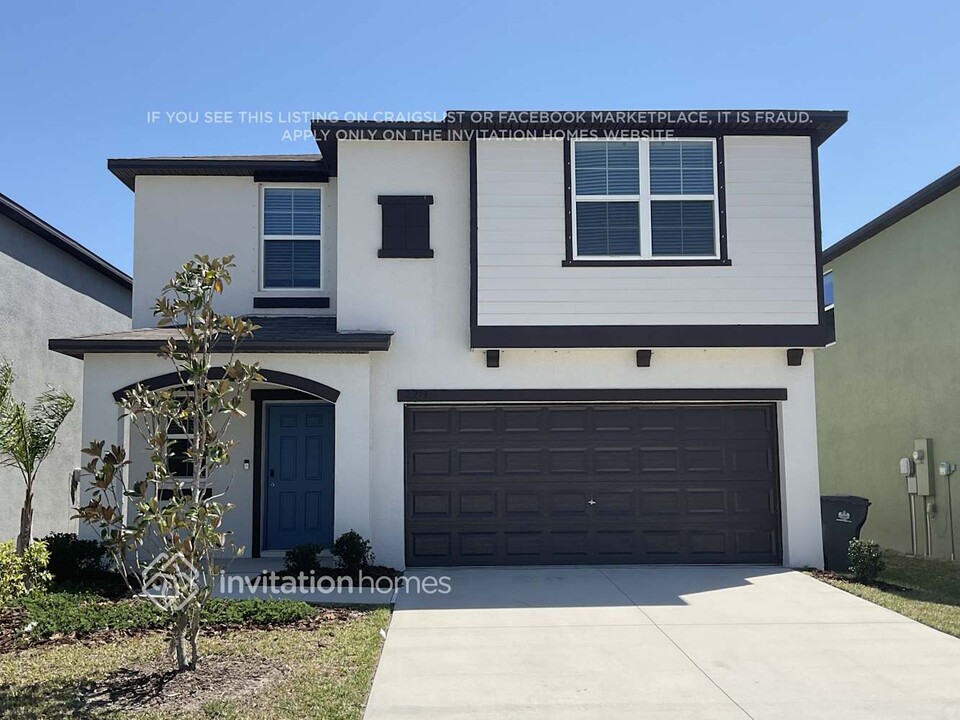 2273 Treesdale Ave in Ruskin, FL - Foto de edificio