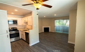 4406 Cahuenga Blvd, Unit 209 in Los Angeles, CA - Foto de edificio - Building Photo