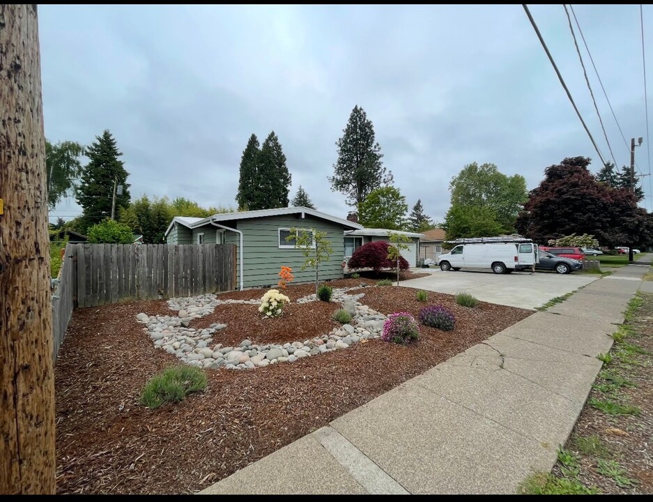 2176 Cal Young Rd in Eugene, OR - Building Photo