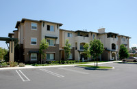 Via Roble Apartments in Escondido, CA - Foto de edificio - Building Photo