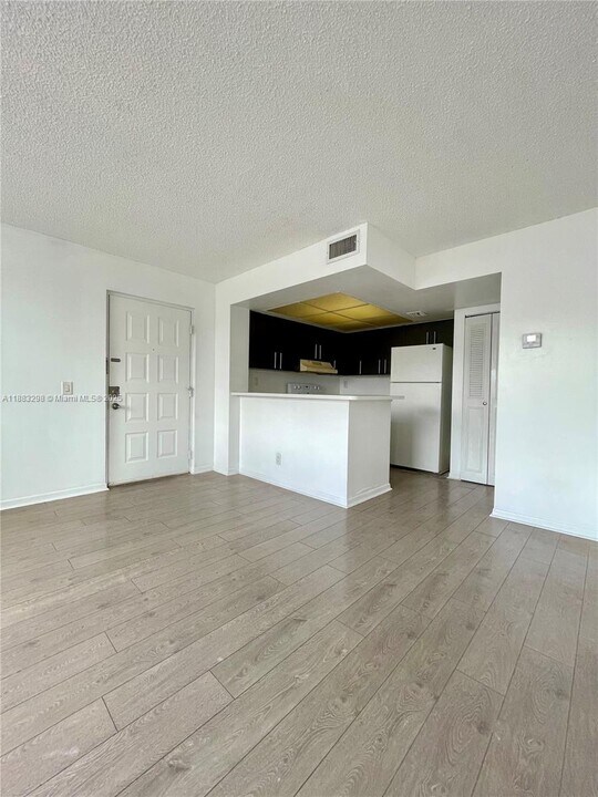 752 Executive Center Dr in West Palm Beach, FL - Building Photo