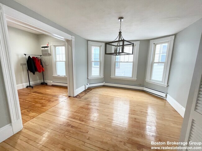 31 Falcon St, Unit 1 in Boston, MA - Foto de edificio - Building Photo
