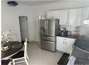 1727 Madison Ave, Unit 1st floor in Bridgeport, CT - Foto de edificio - Building Photo