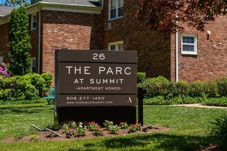 Parc at Summit in Summit, NJ - Foto de edificio - Building Photo