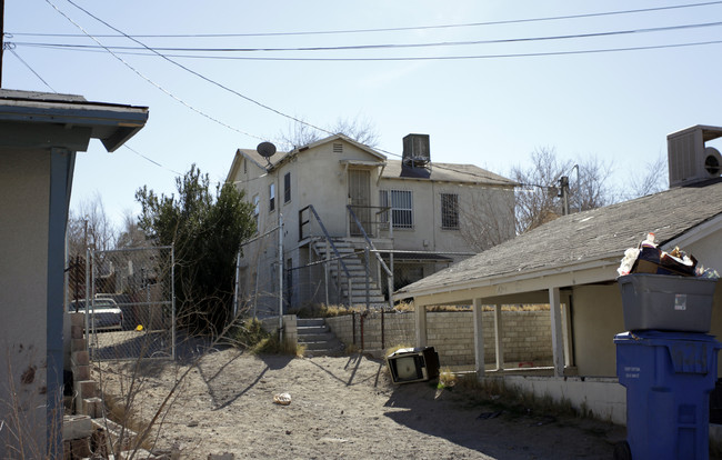 631 W Buena Vista St in Barstow, CA - Foto de edificio - Building Photo