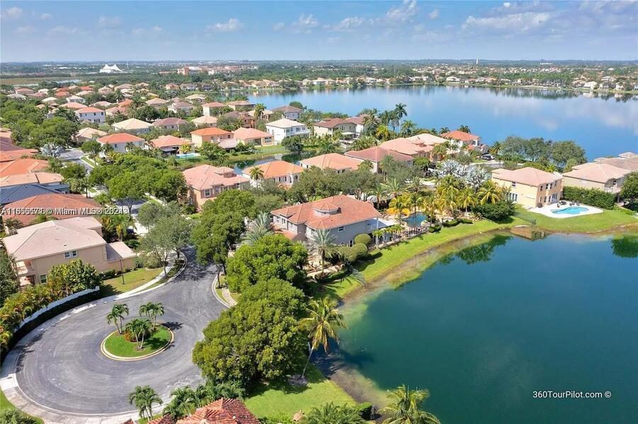 780 SW 167th Ave in Pembroke Pines, FL - Building Photo