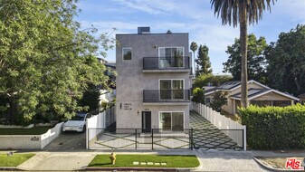 10826 1/2 Hesby St in Los Angeles, CA - Building Photo